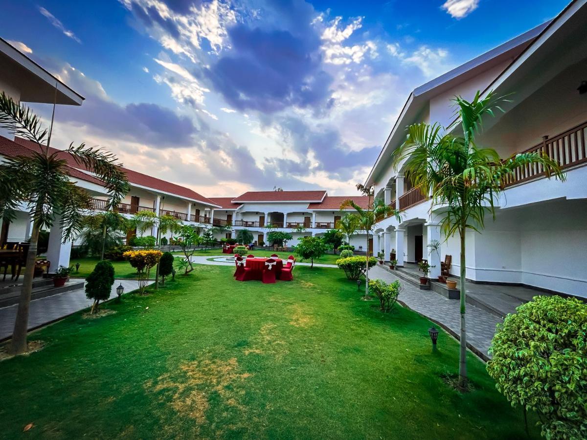 Hotel Earth Light Sauraha Chitwan Ngoại thất bức ảnh