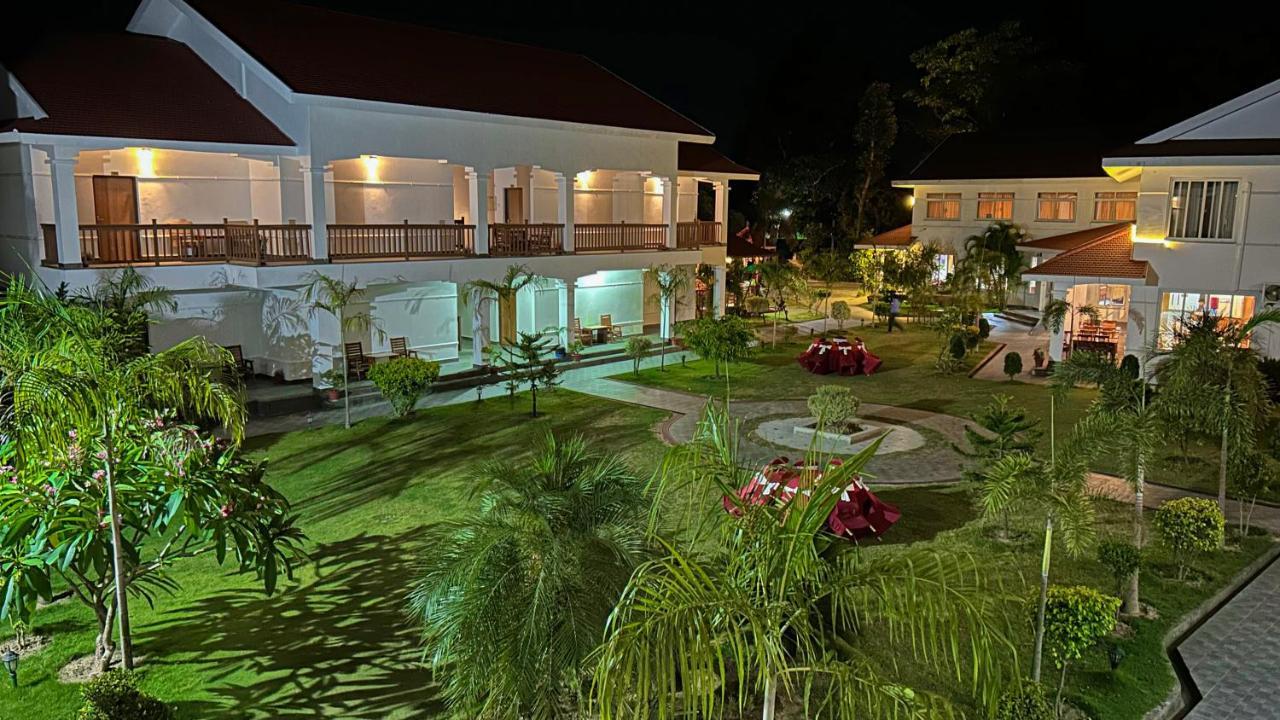 Hotel Earth Light Sauraha Chitwan Ngoại thất bức ảnh