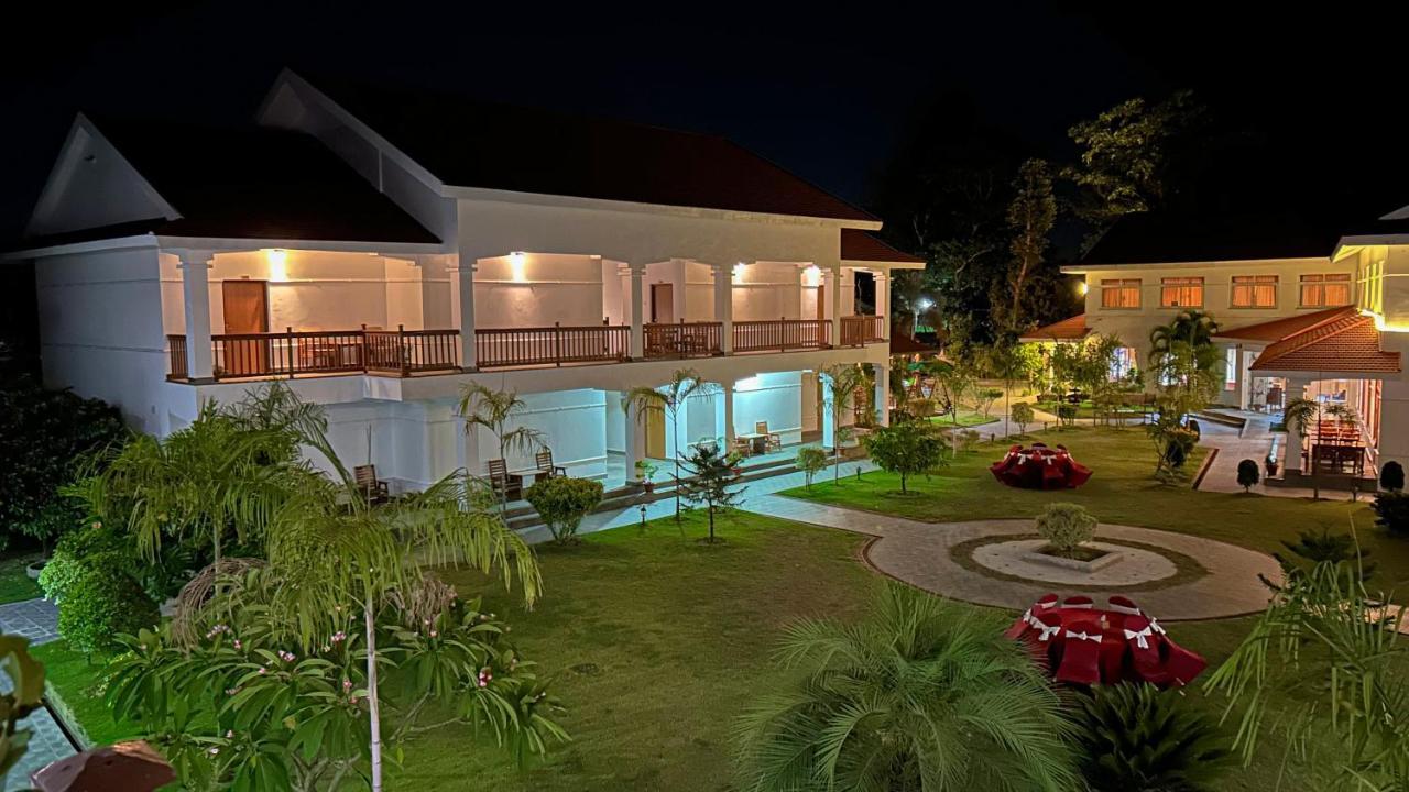 Hotel Earth Light Sauraha Chitwan Ngoại thất bức ảnh