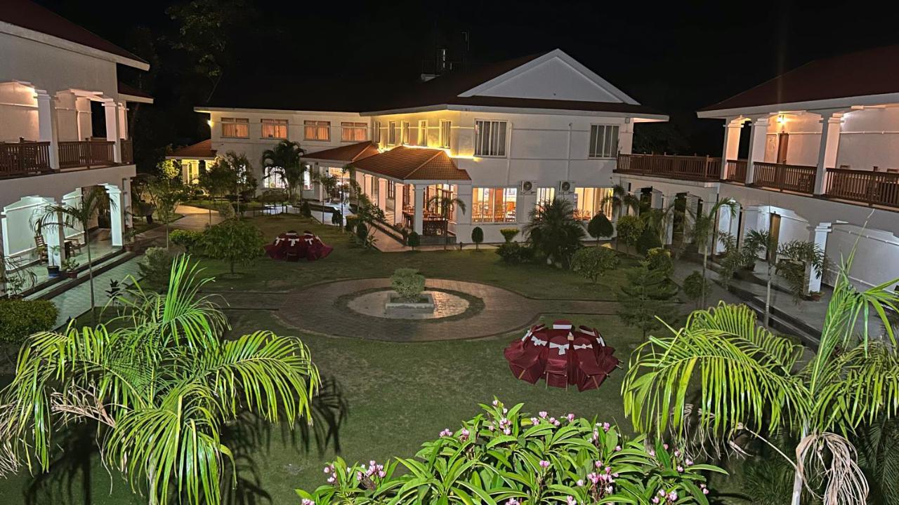 Hotel Earth Light Sauraha Chitwan Ngoại thất bức ảnh