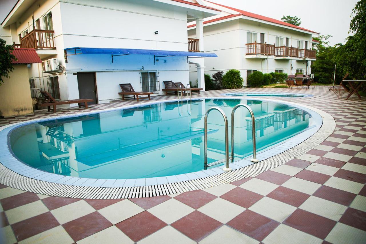 Hotel Earth Light Sauraha Chitwan Ngoại thất bức ảnh